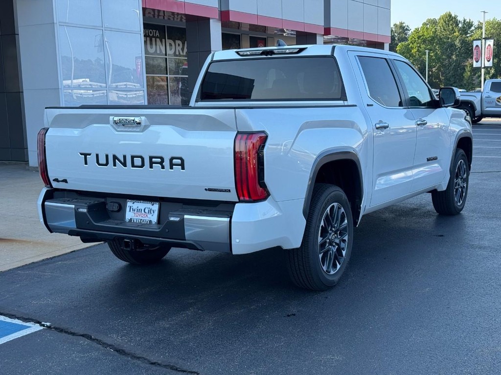 Toyota Tundra 4WD Vehicle Image 4