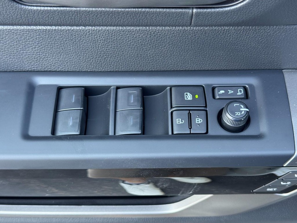 Toyota Tundra 4WD Vehicle Image 13