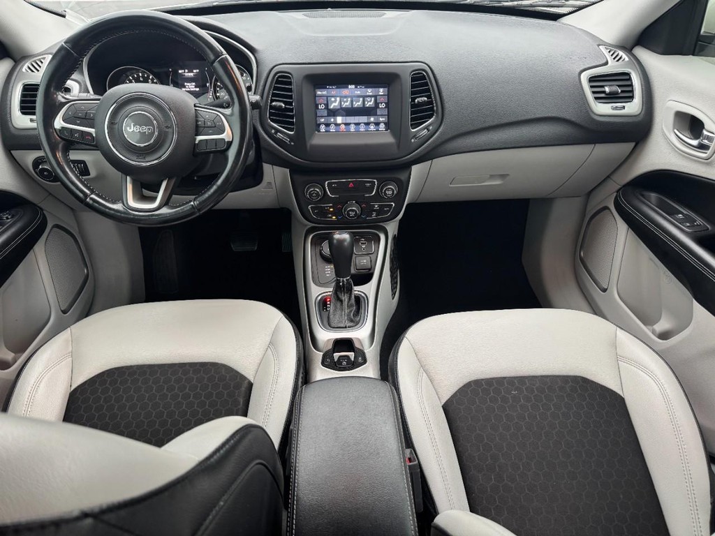Jeep Compass Vehicle Full-screen Gallery Image 12