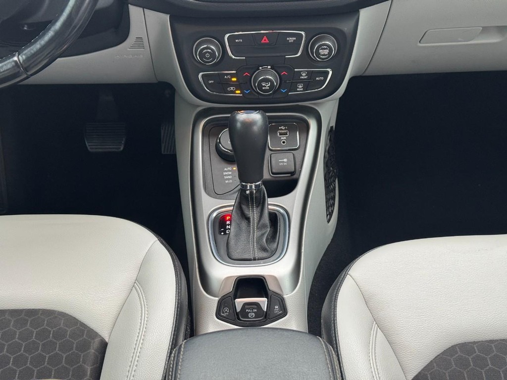 Jeep Compass Vehicle Full-screen Gallery Image 15