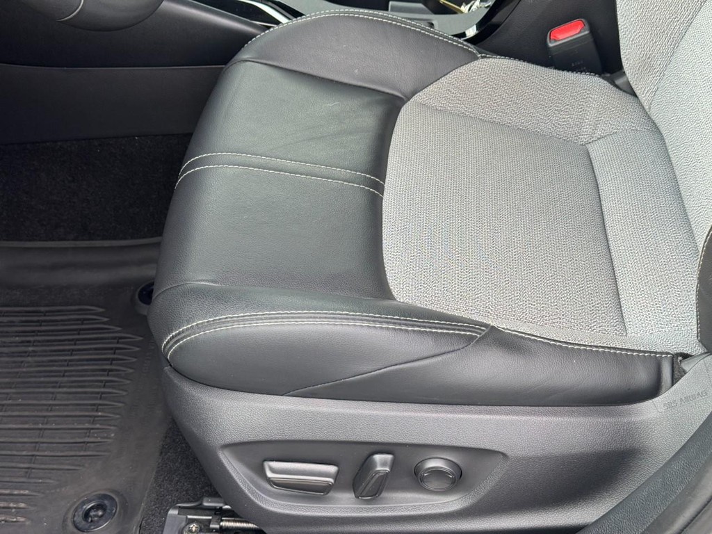 Toyota Corolla Hatchback Vehicle Image 17