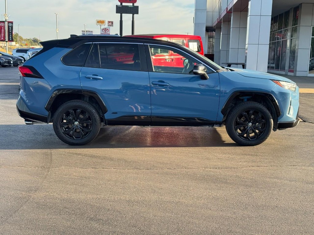 Toyota RAV4 Vehicle Image 2