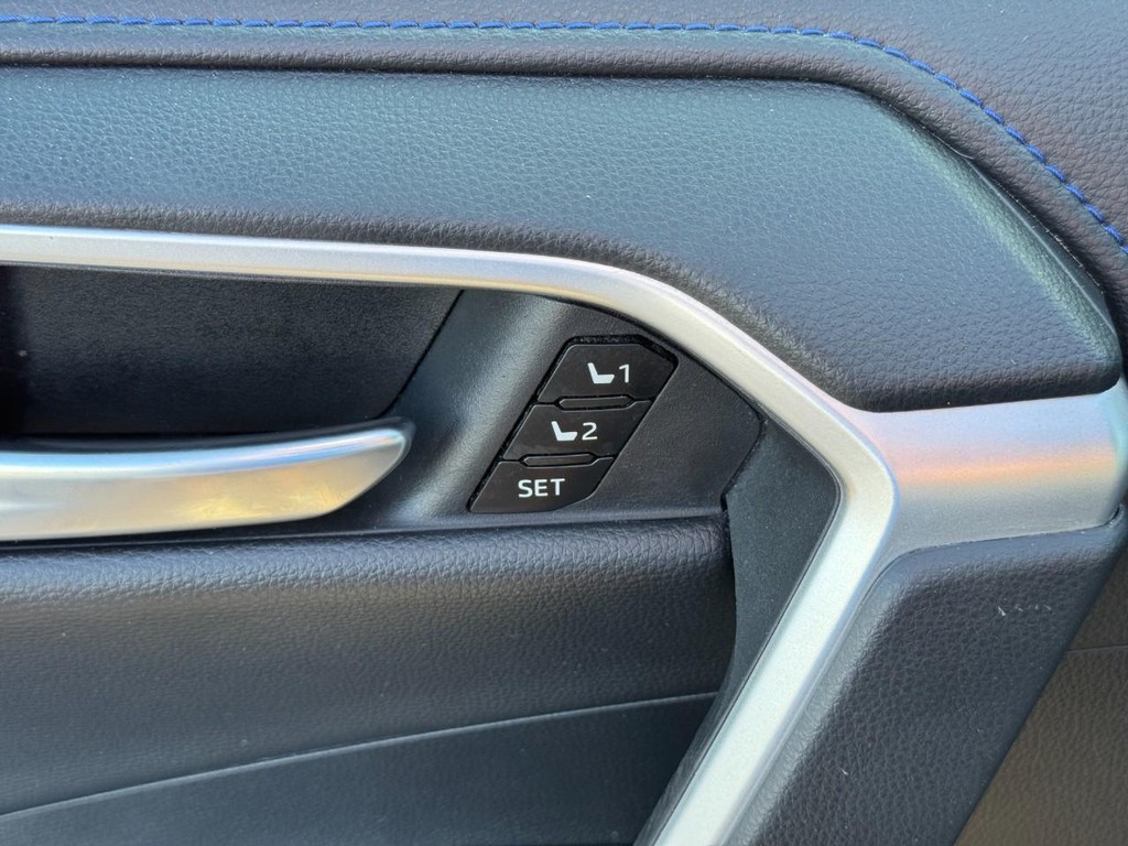 Toyota RAV4 Vehicle Image 18