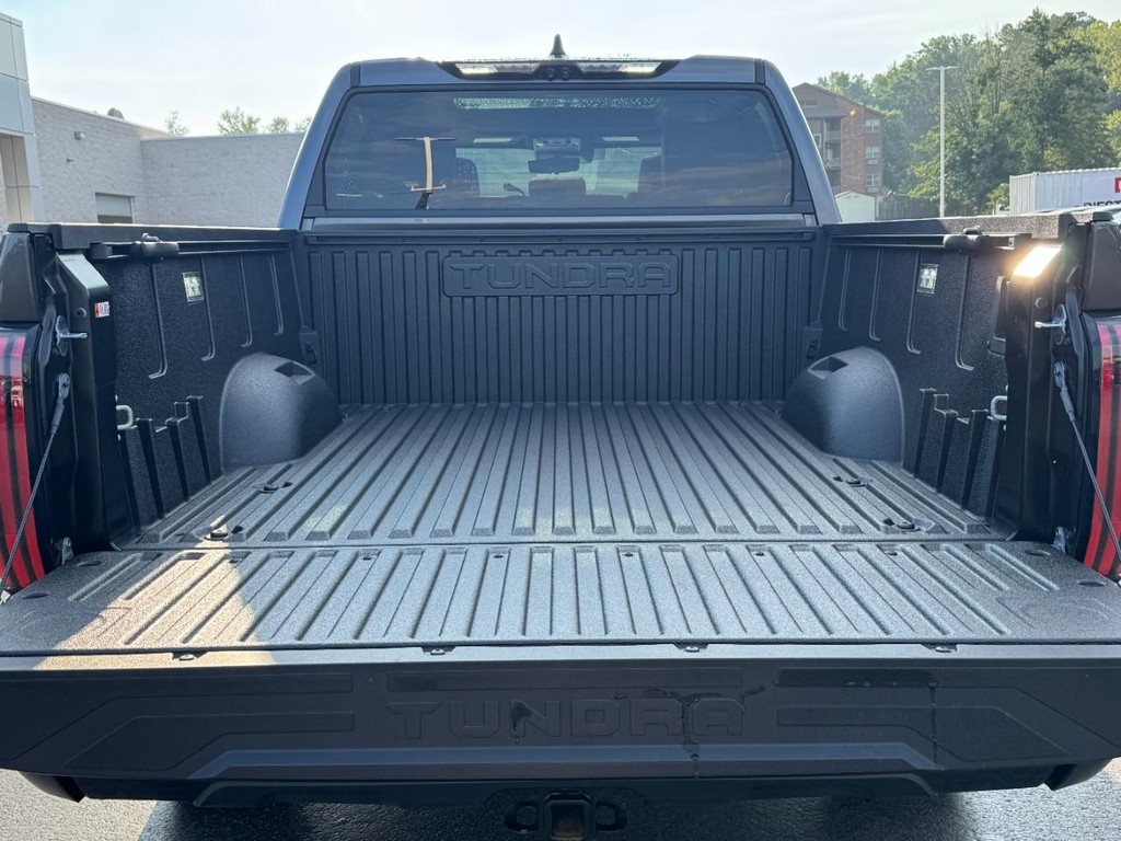 Toyota Tundra 4WD Vehicle Image 6