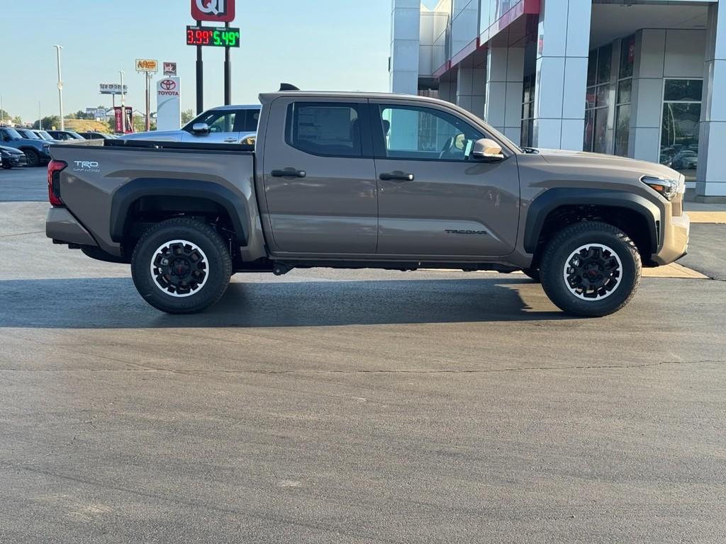 Toyota Tacoma 4WD Vehicle Image 2