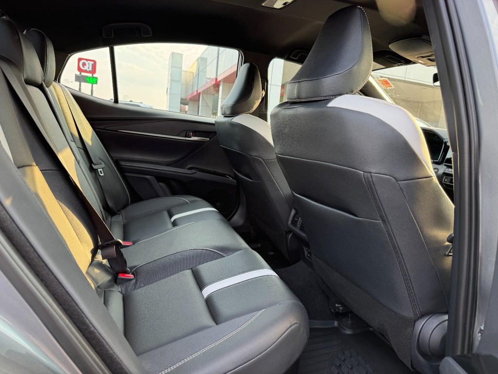 Toyota Camry Vehicle Image 12