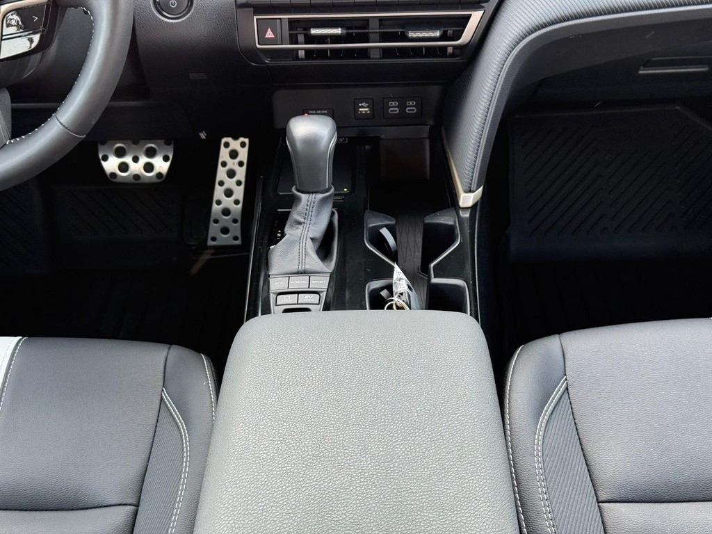 Toyota Camry Vehicle Image 16