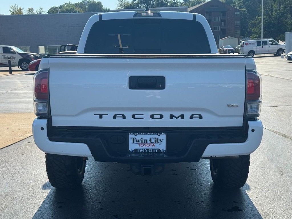 Toyota Tacoma 4WD Vehicle Image 4