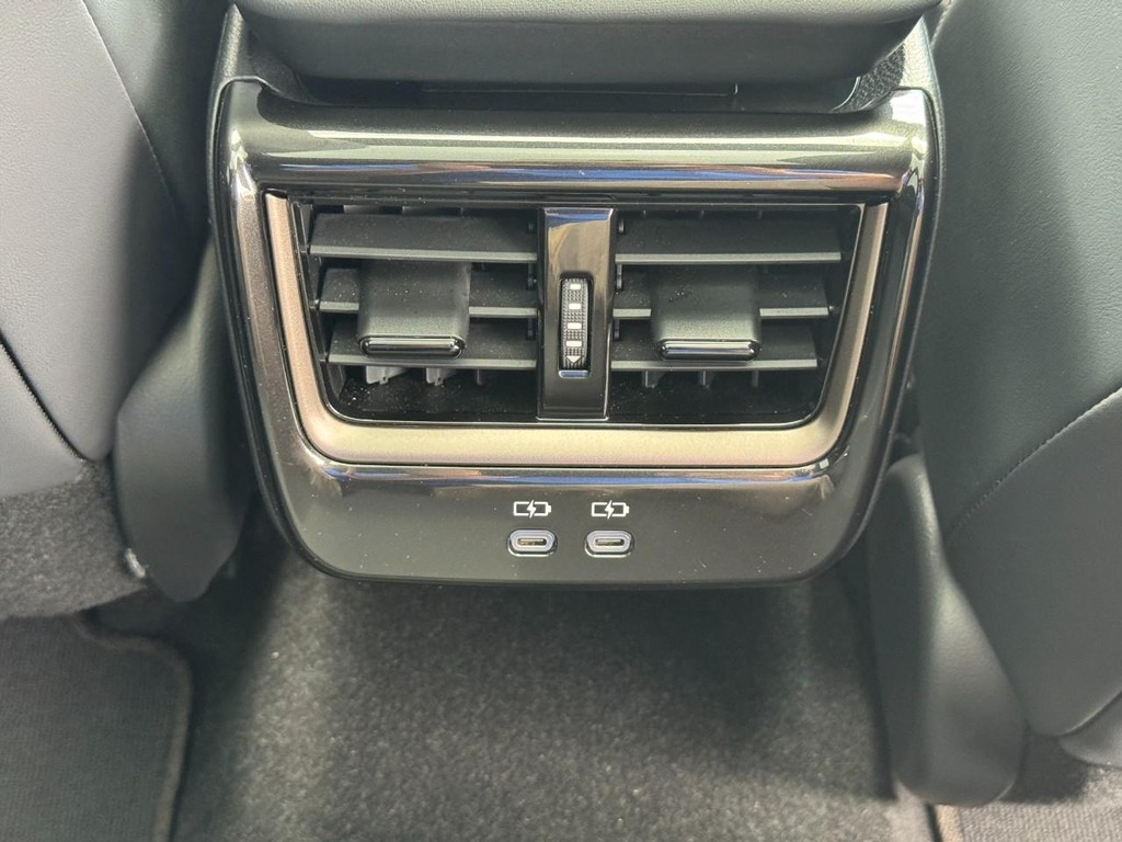 Toyota Crown Vehicle Image 12