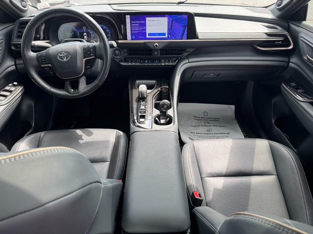 Toyota Crown Vehicle Image 13