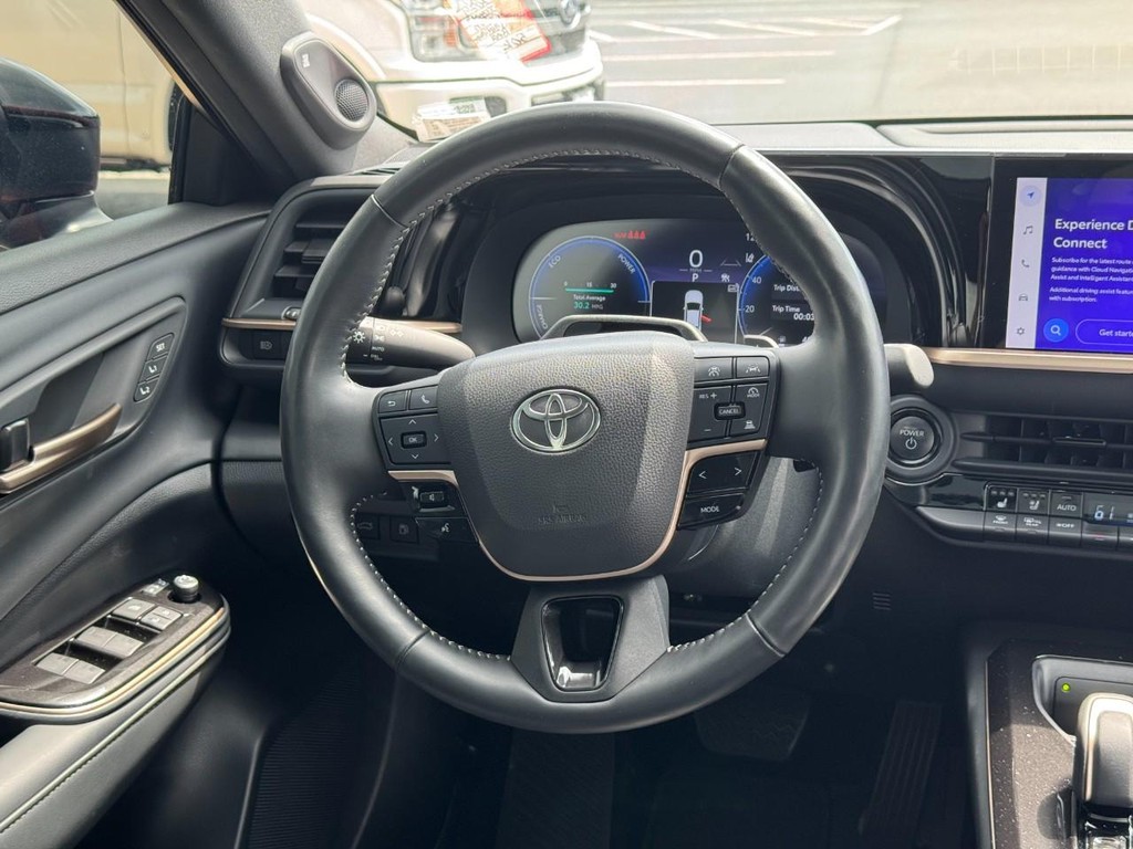 Toyota Crown Vehicle Image 14