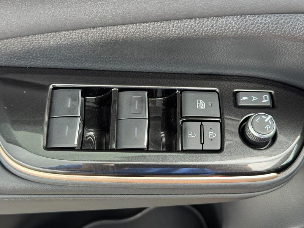 Toyota Crown Vehicle Image 17