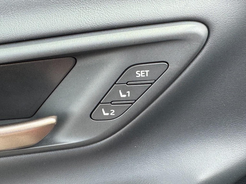 Toyota Crown Vehicle Image 18