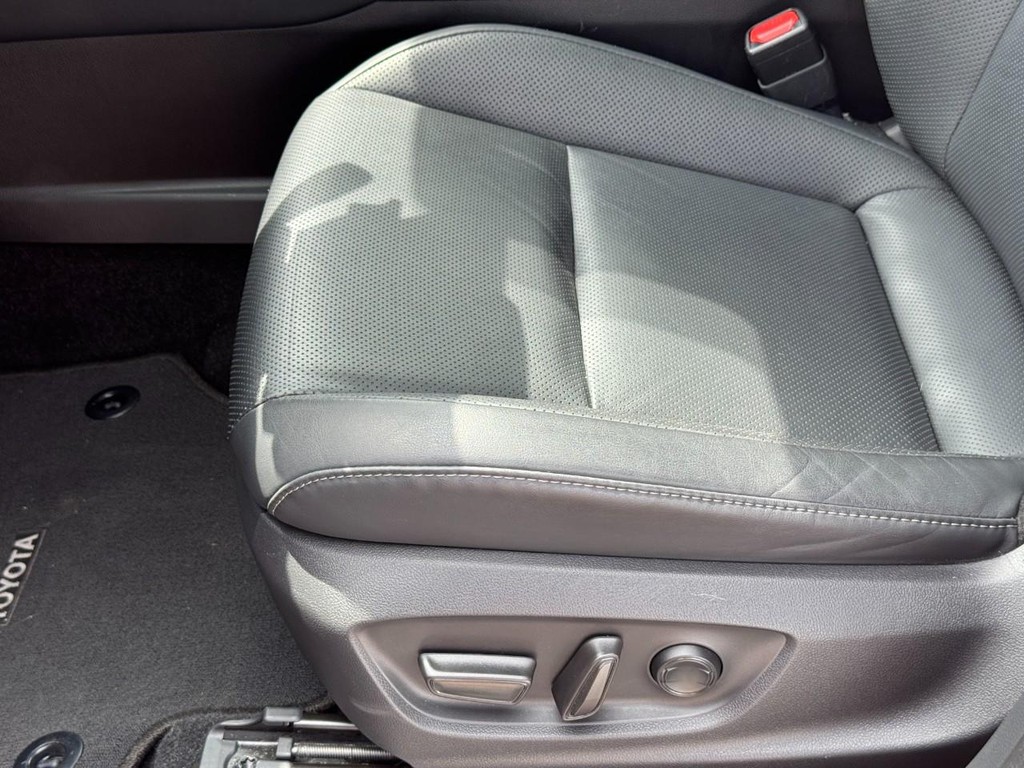 Toyota Crown Vehicle Image 19