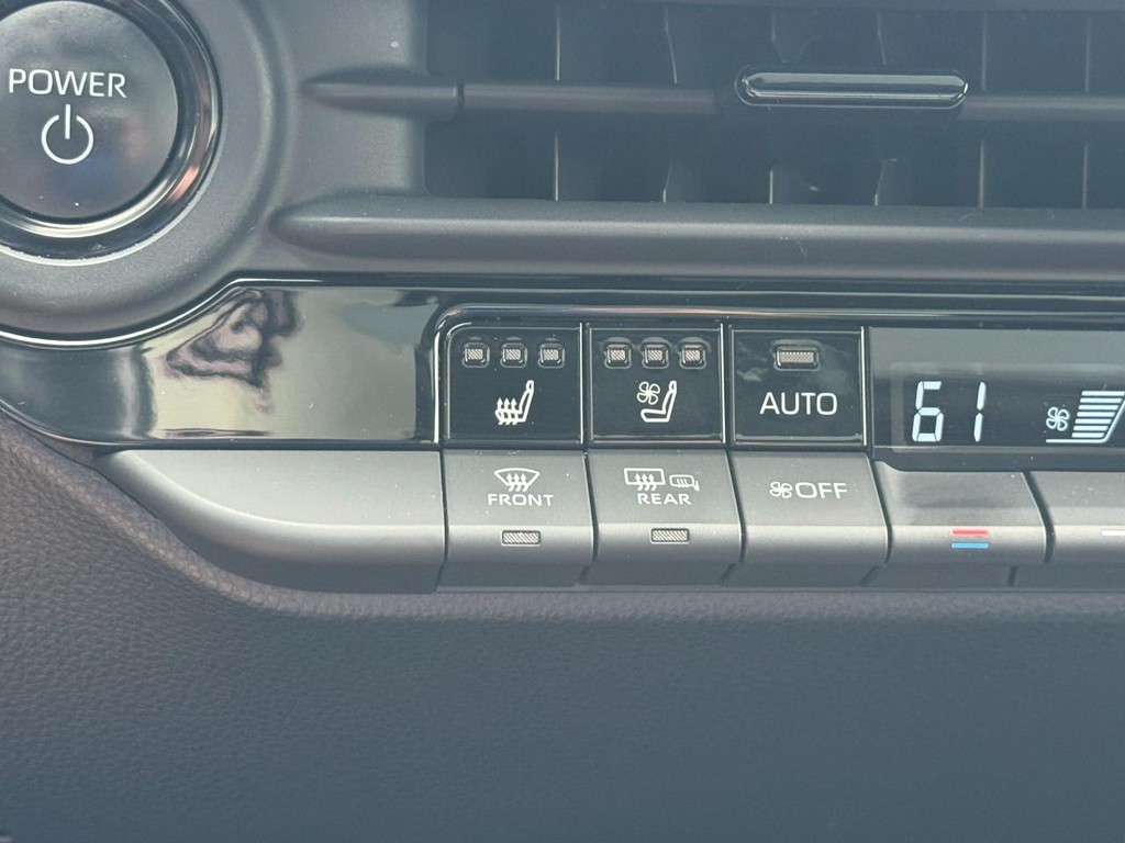 Toyota Crown Vehicle Image 26