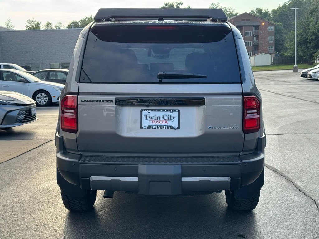 Toyota Land Cruiser Vehicle Image 4