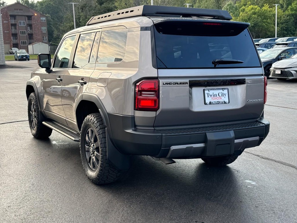 Toyota Land Cruiser Vehicle Image 8