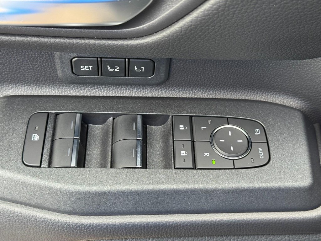 Toyota Land Cruiser Vehicle Image 17