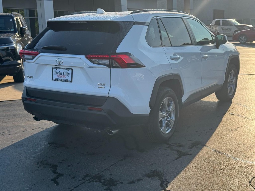 Toyota RAV4 Vehicle Image 3