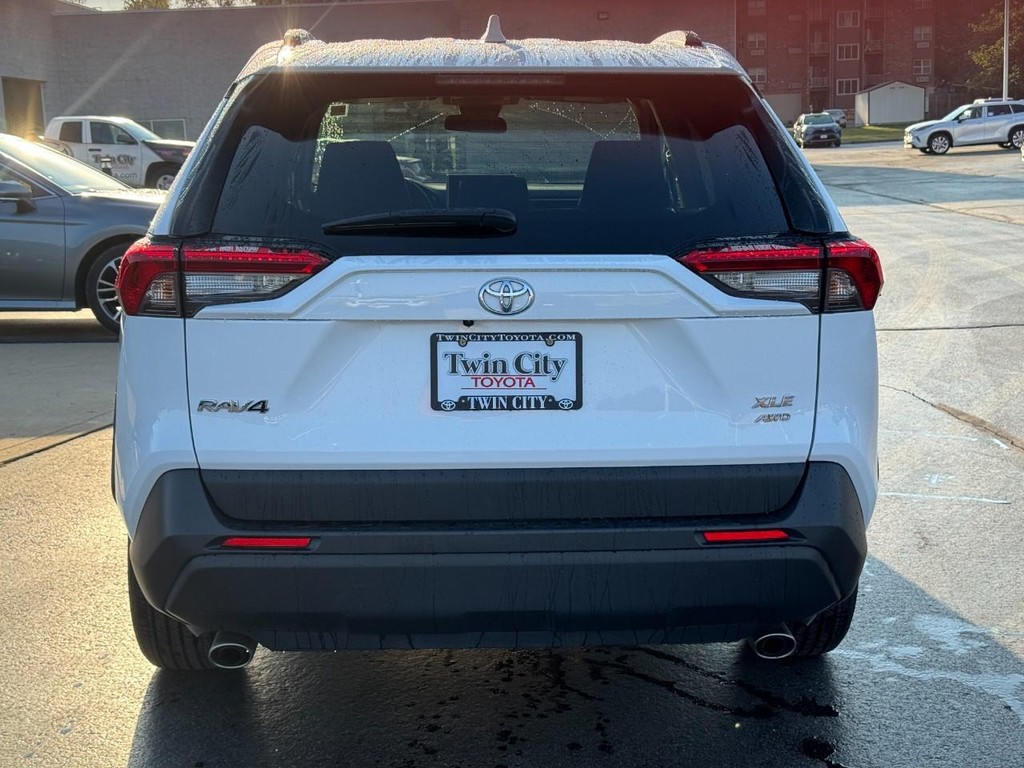 Toyota RAV4 Vehicle Image 4