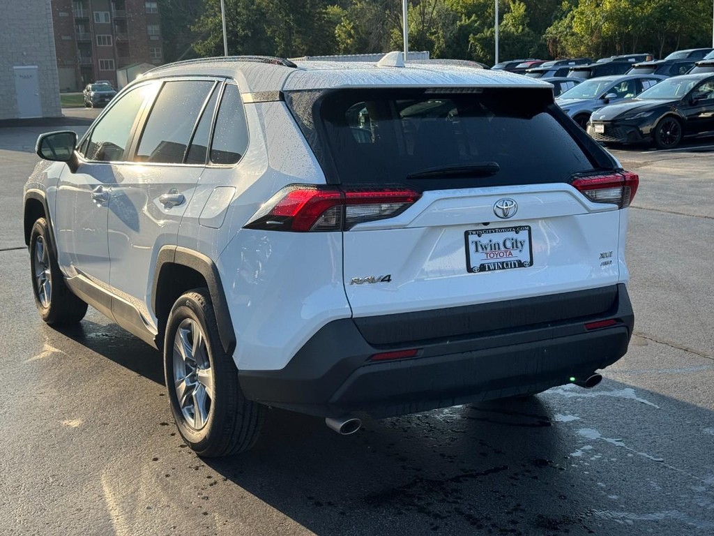 Toyota RAV4 Vehicle Image 7