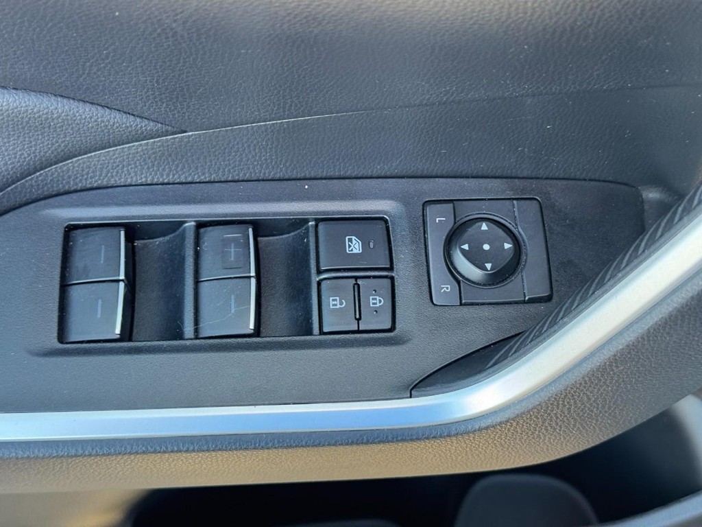 Toyota RAV4 Vehicle Image 17