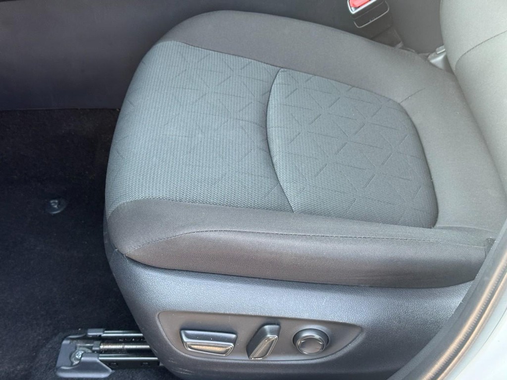 Toyota RAV4 Vehicle Image 18