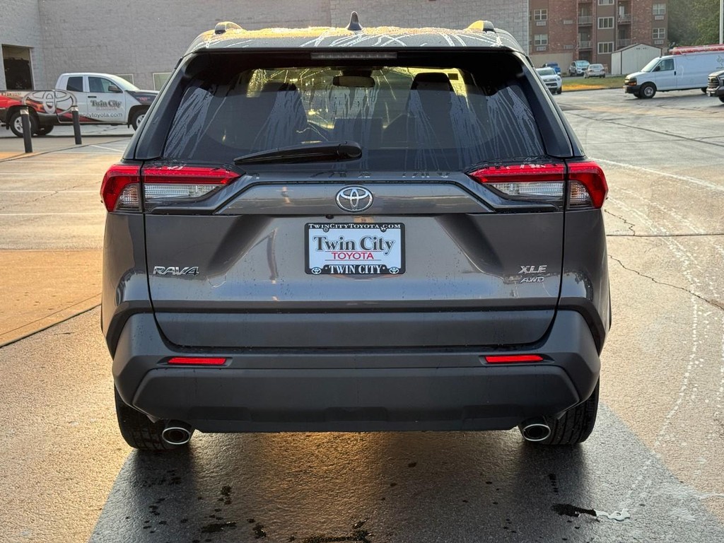 Toyota RAV4 Vehicle Image 4