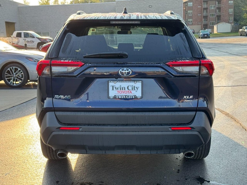 Toyota RAV4 Vehicle Image 4