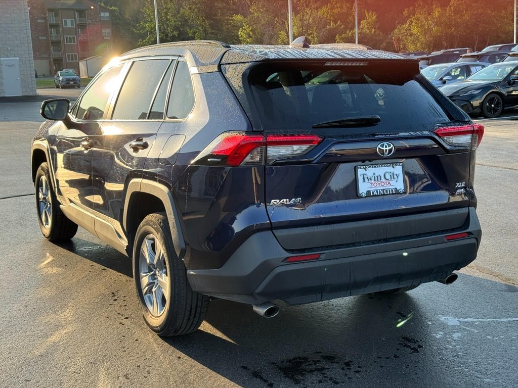 Toyota RAV4 Vehicle Image 6