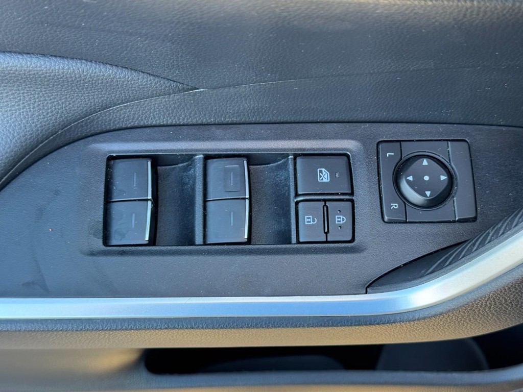 Toyota RAV4 Vehicle Image 16