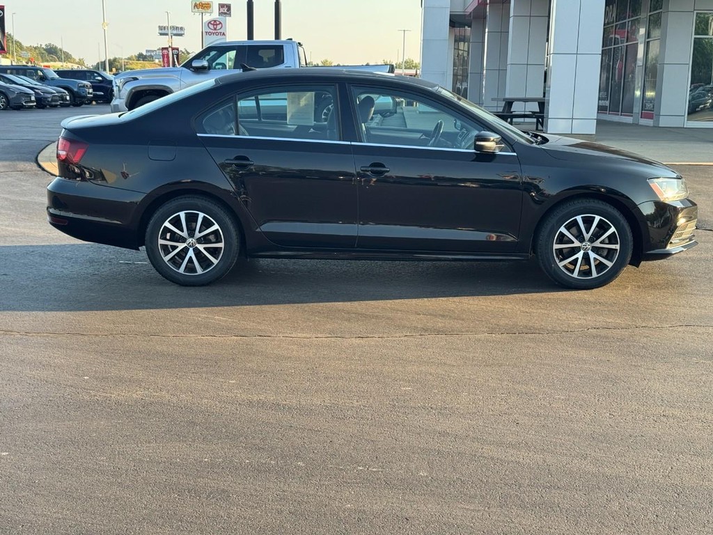 Volkswagen Jetta Vehicle Image 2