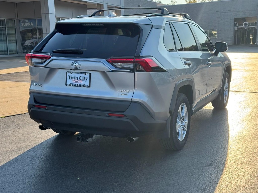 Toyota RAV4 Vehicle Image 3