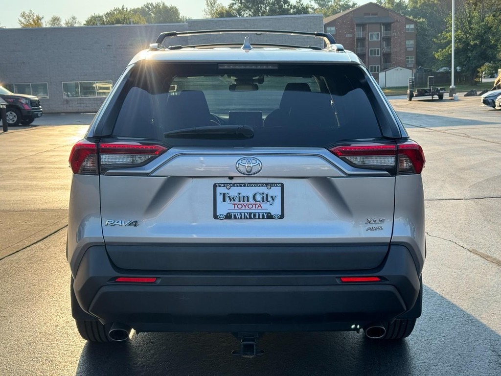 Toyota RAV4 Vehicle Image 4