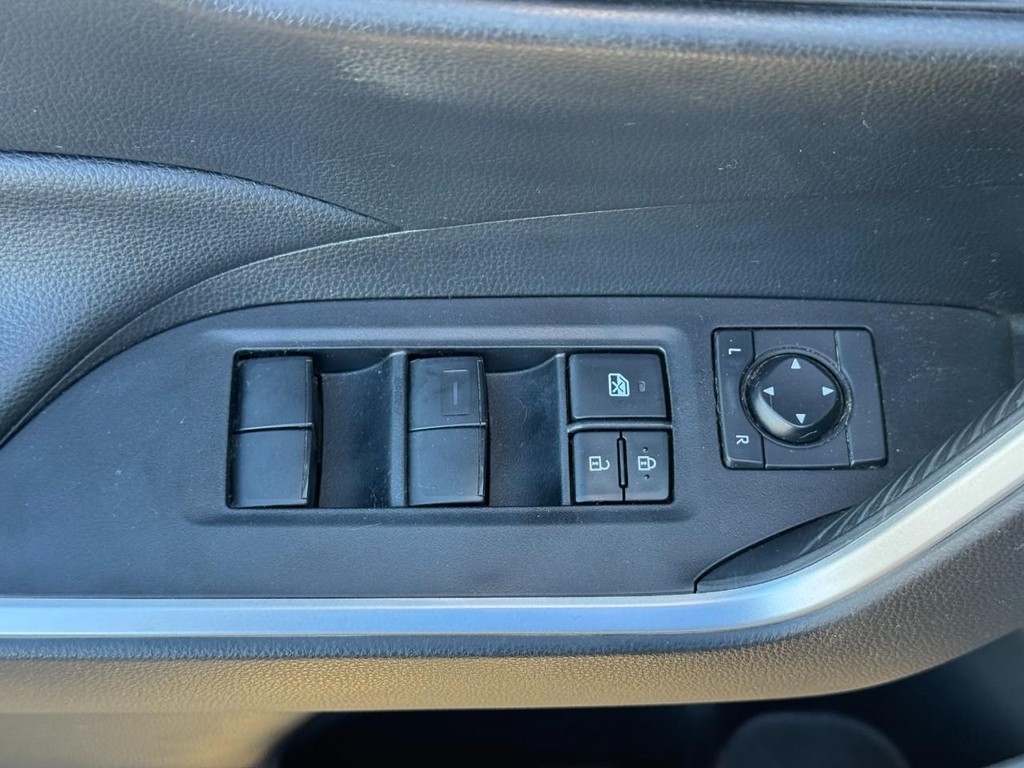 Toyota RAV4 Vehicle Image 17