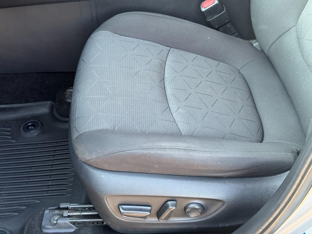 Toyota RAV4 Vehicle Image 18