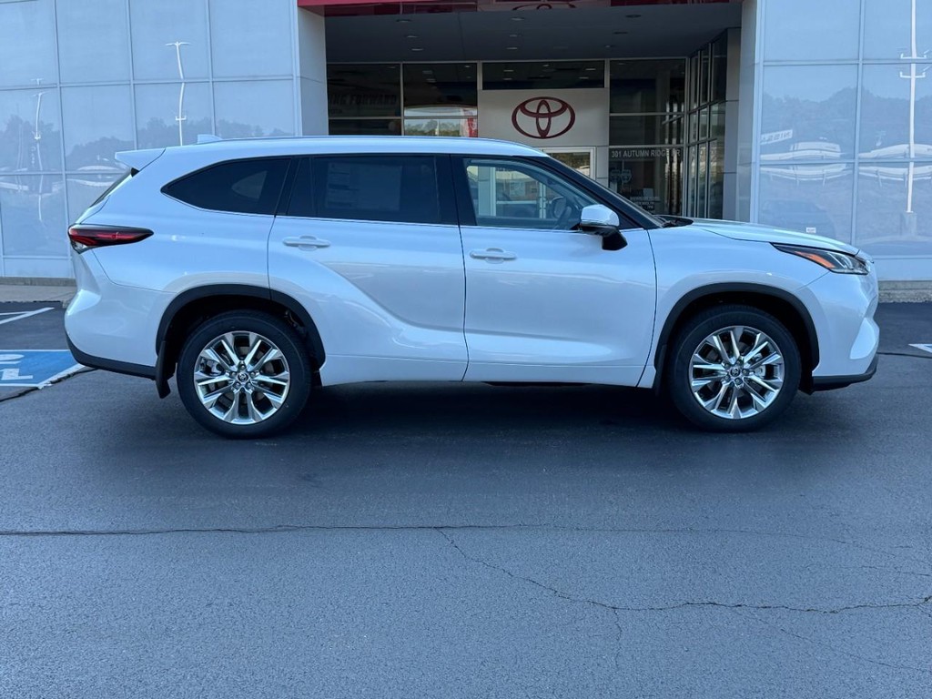 Toyota Highlander Vehicle Image 2