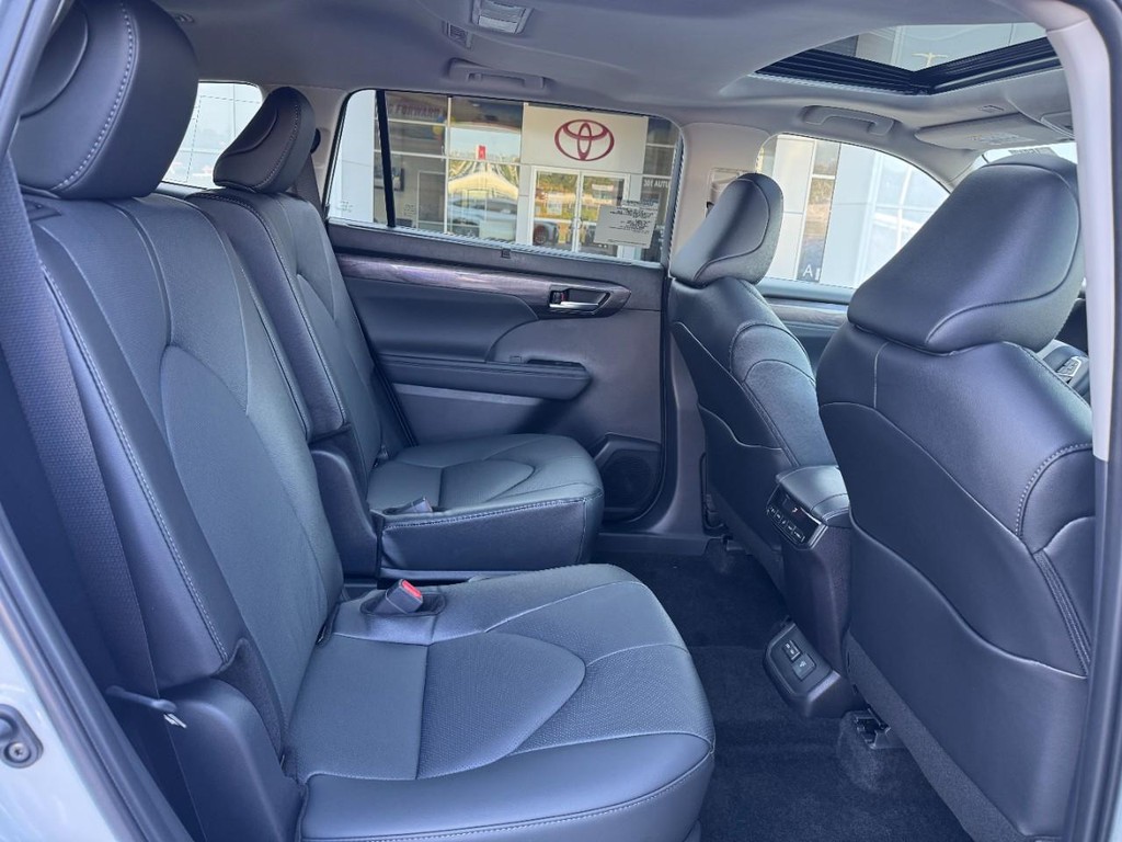 Toyota Highlander Vehicle Image 7