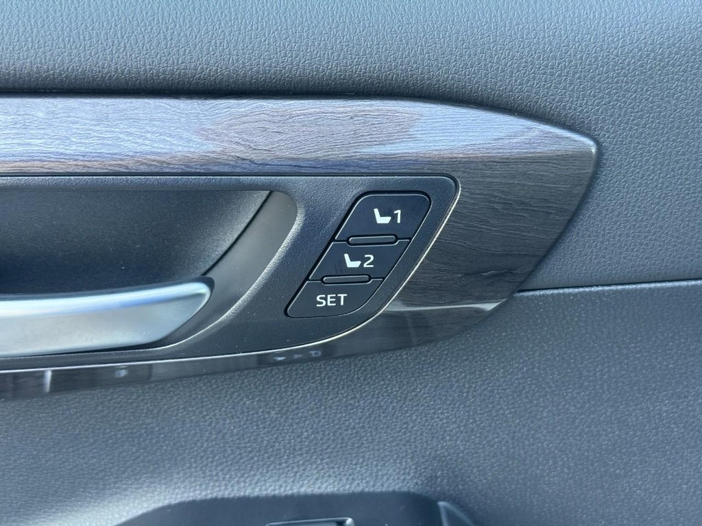 Toyota Highlander Vehicle Image 14