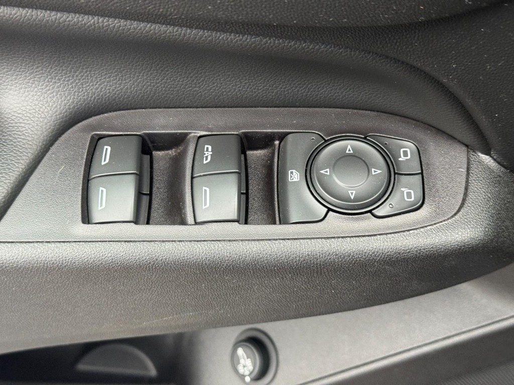 Chevrolet Equinox Vehicle Full-screen Gallery Image 16