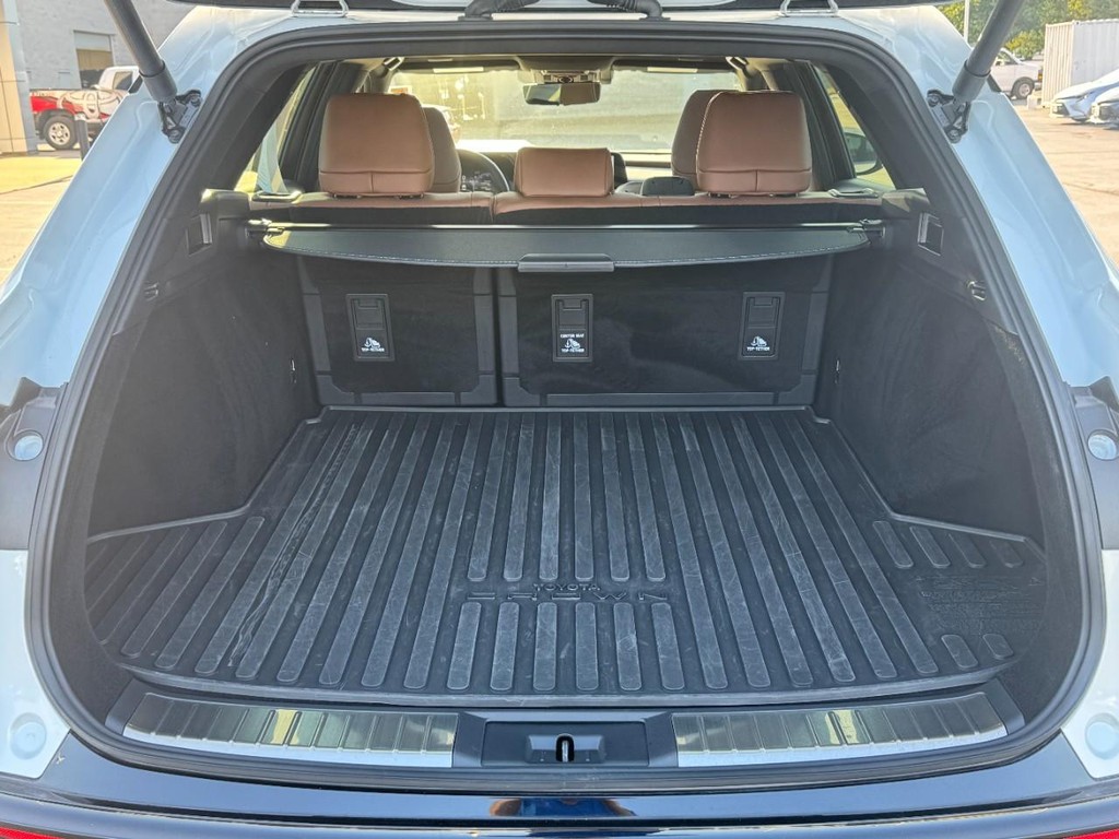 Toyota Crown Signia Vehicle Image 6