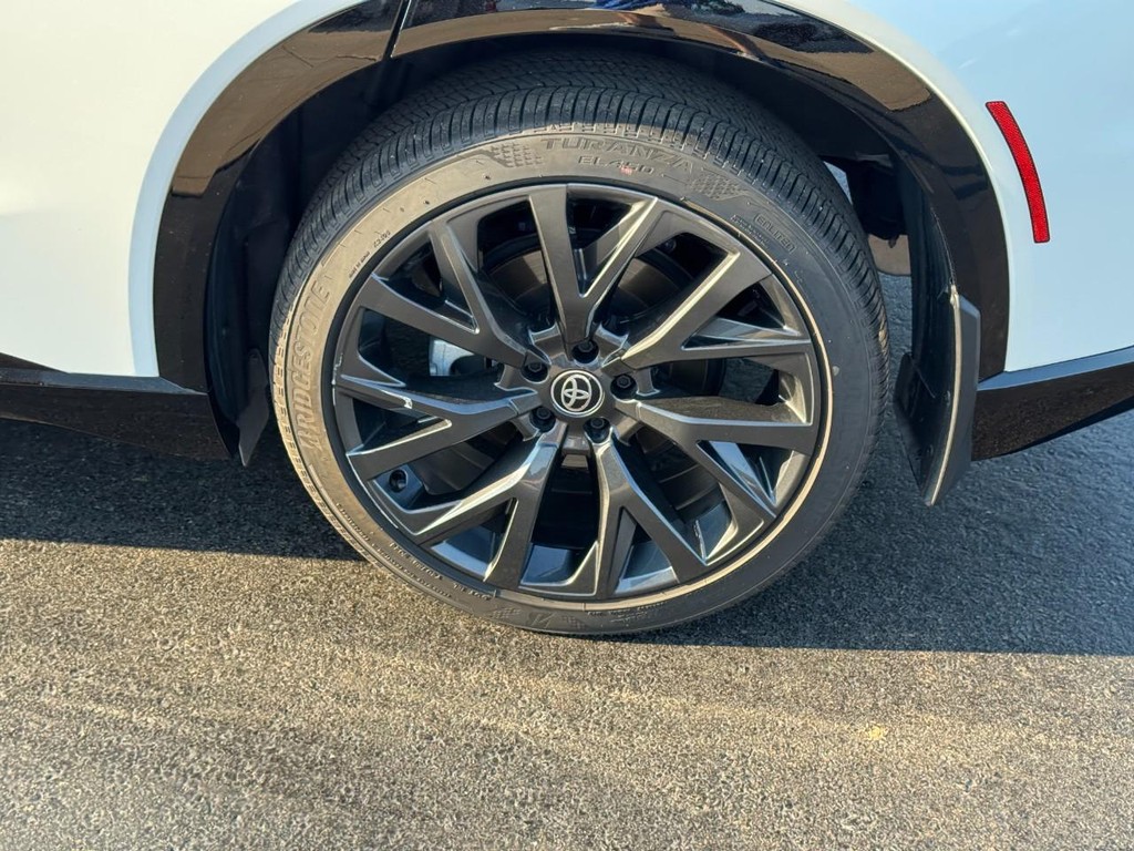 Toyota Crown Signia Vehicle Image 8