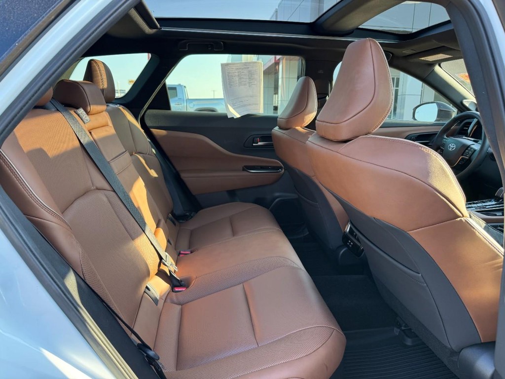 Toyota Crown Signia Vehicle Image 11