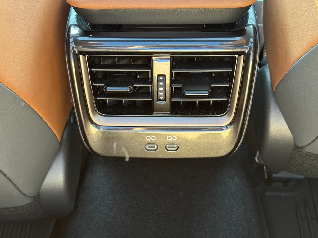 Toyota Crown Signia Vehicle Image 12