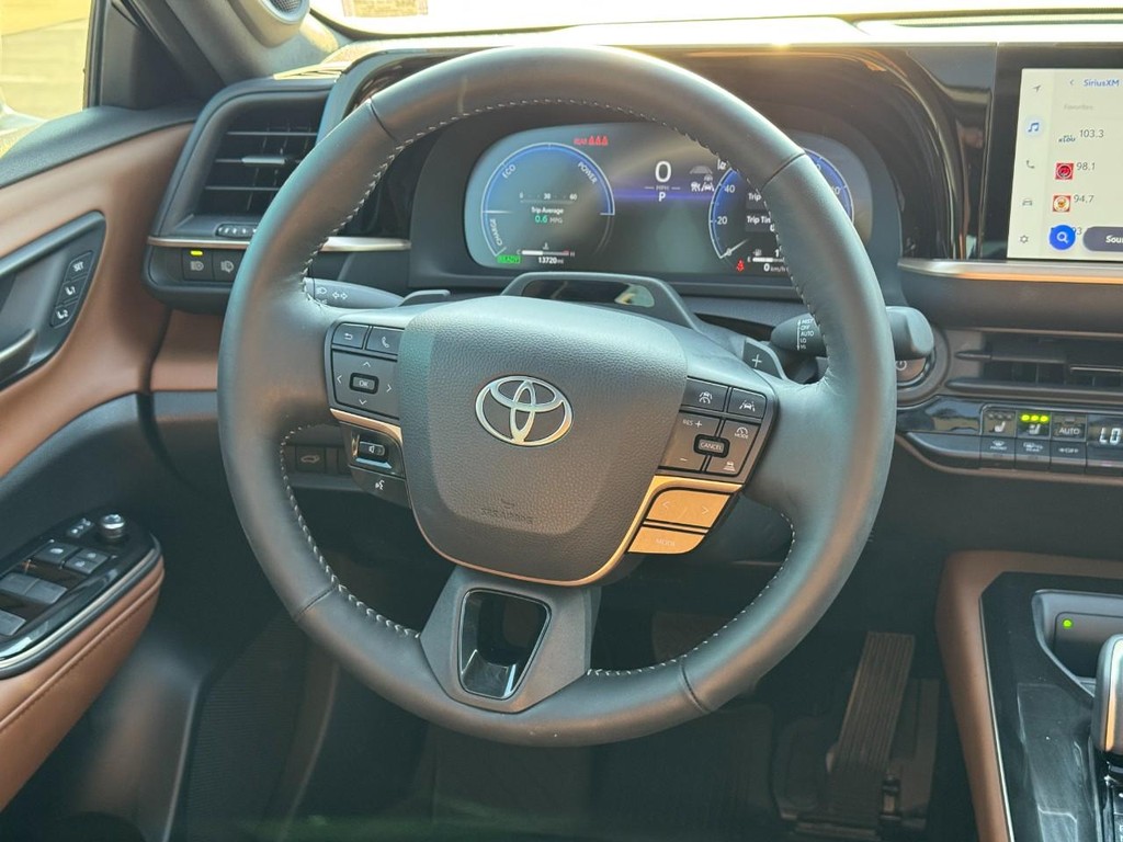 Toyota Crown Signia Vehicle Image 14