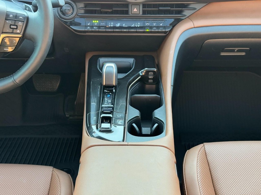 Toyota Crown Signia Vehicle Image 16