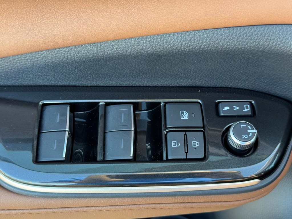 Toyota Crown Signia Vehicle Image 17