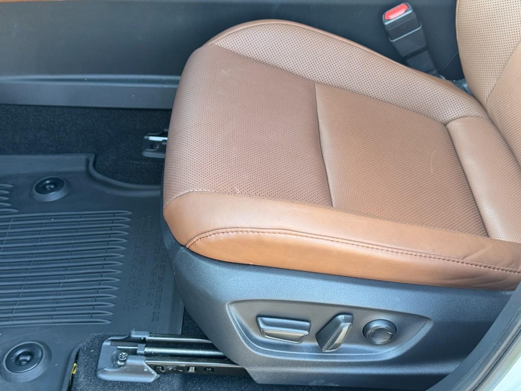Toyota Crown Signia Vehicle Image 19