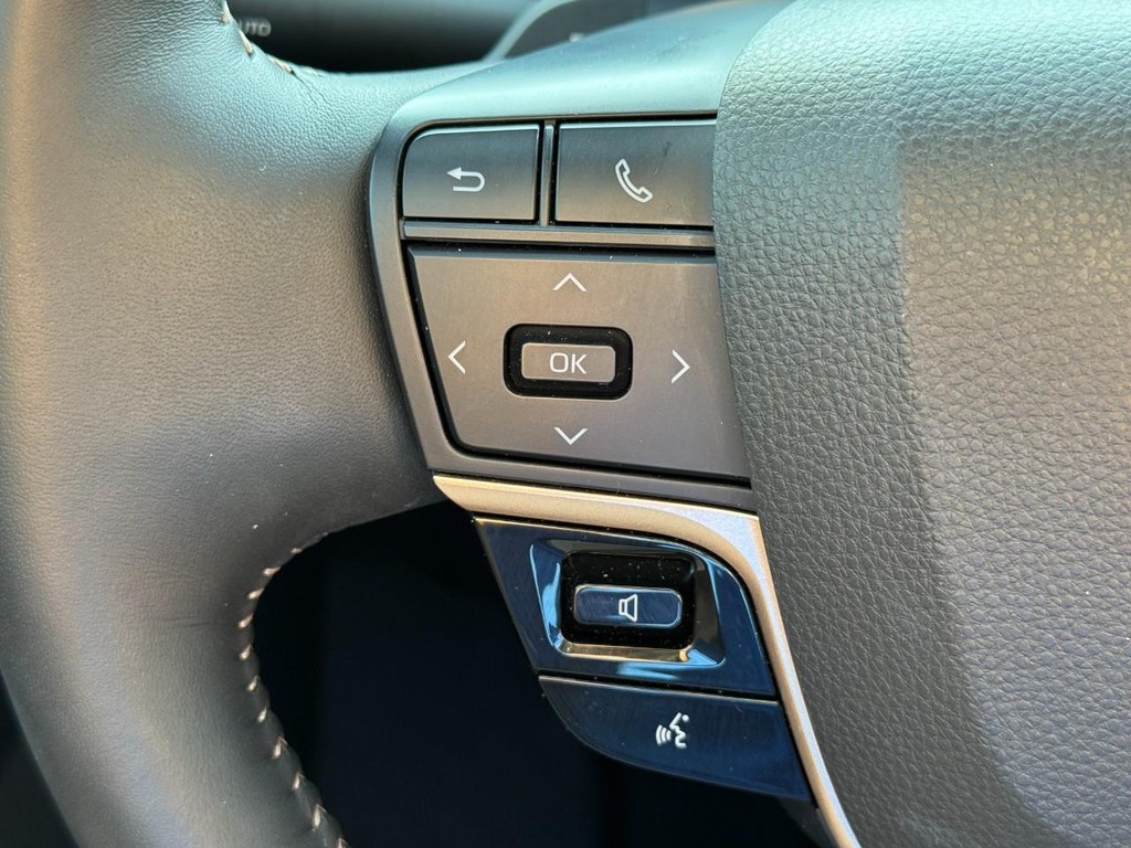 Toyota Crown Signia Vehicle Image 21