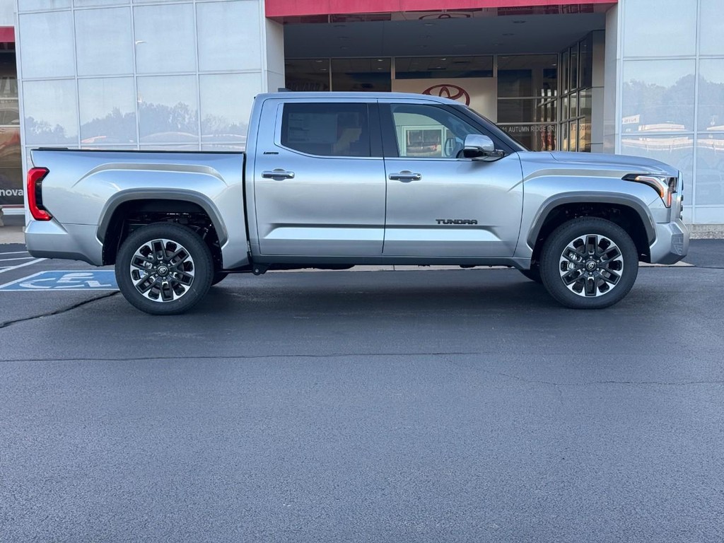 Toyota Tundra 4WD Vehicle Image 2